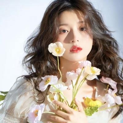 濠河边上的女人